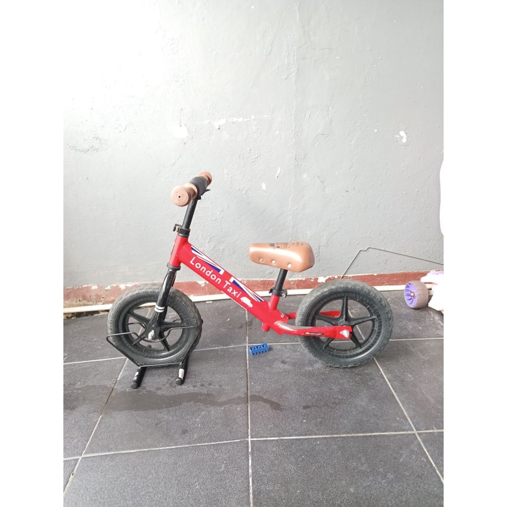 (Preloved) Balance Bike London taxi