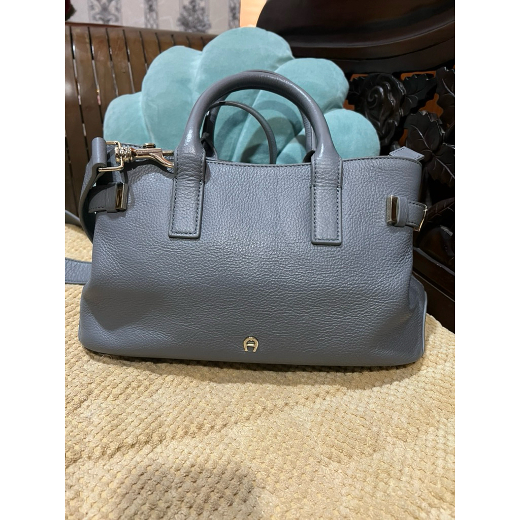 tas selempang Aigner