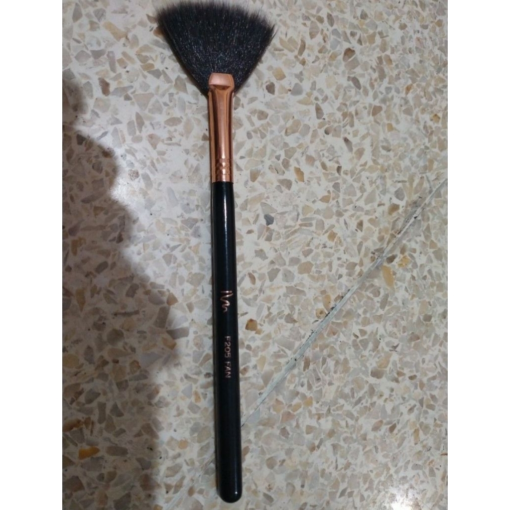 fan brush preloved