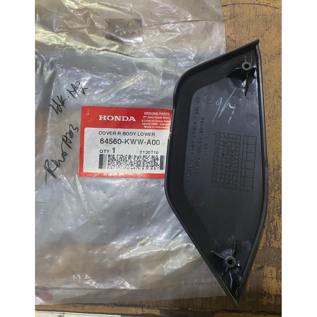SAMBUNGAN BODY KECIL COVER R BODY LOWER REVO 110 2011 64560-KWW-A00