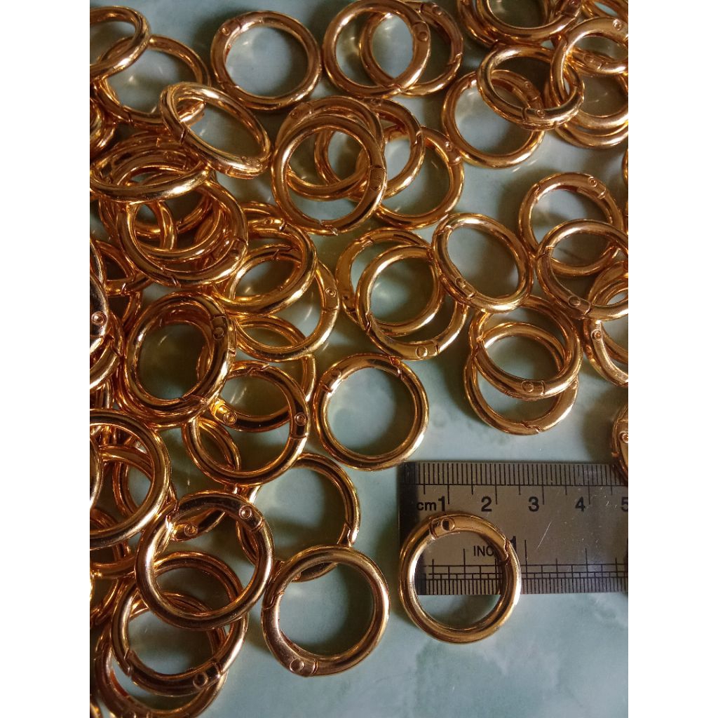 1 x Ring O warna gold ukuran 2 cm. Ready. bisa dibuka tutup. Ring O on/Off. Untuk Acc tas handmade, 
