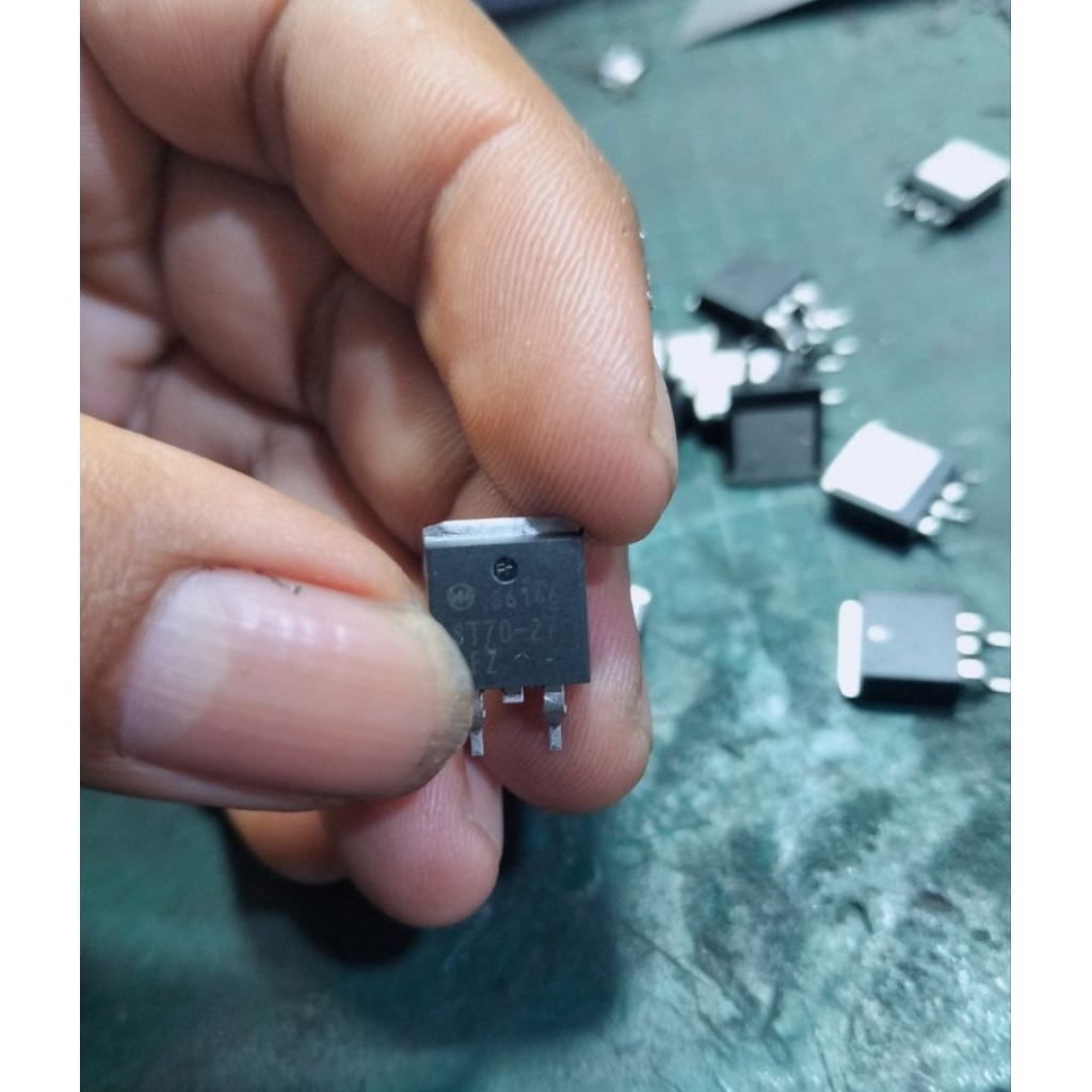 IC ST70-27F transistor chip board new original