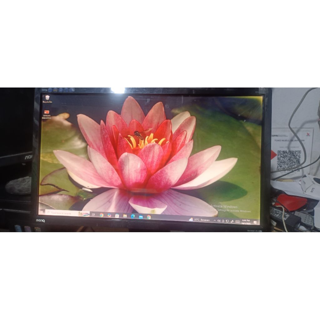 monitor komputer 22 in benq Full hd minus pinggiran putih
