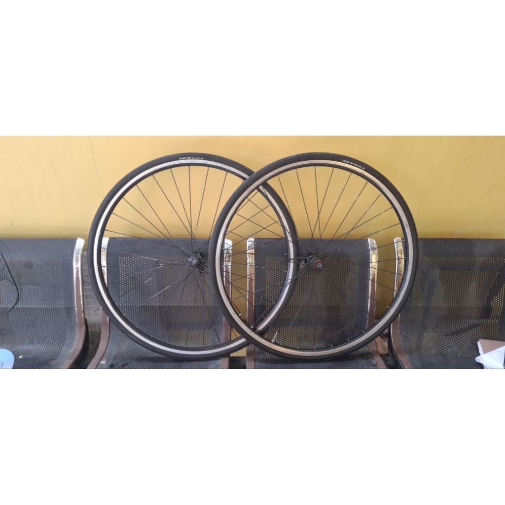 sepasang wheelset  700c bekas normal
