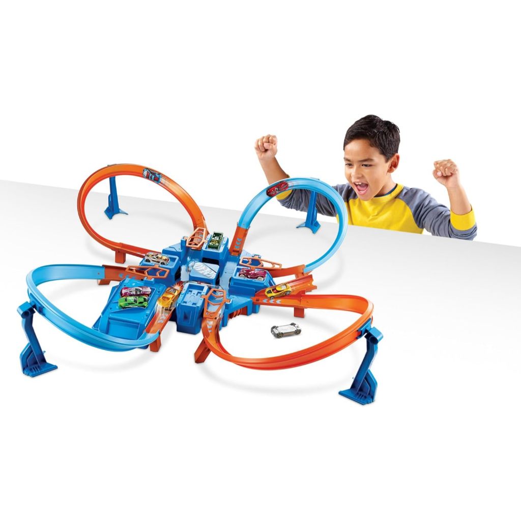 Hot Wheels Track Set with 1:64 Scale Toy Car, 4 Intersections for Crashing, Powered by a Motorized B
