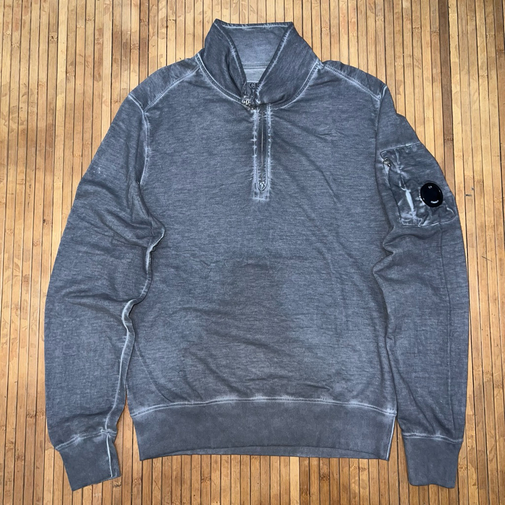 CP COMPANY EVOLUTION DYED ZIP FLEECE WITH LENS