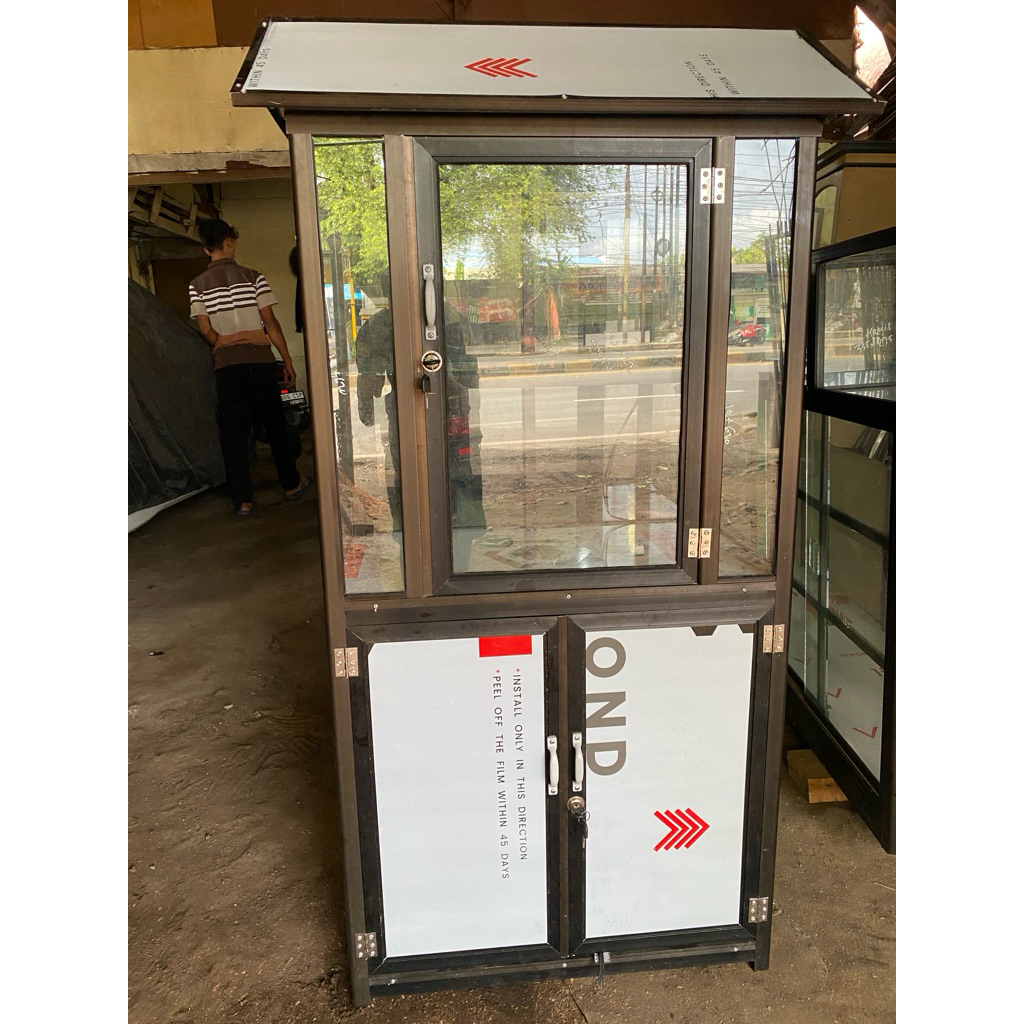 etalase bensin-cokelat/hitam