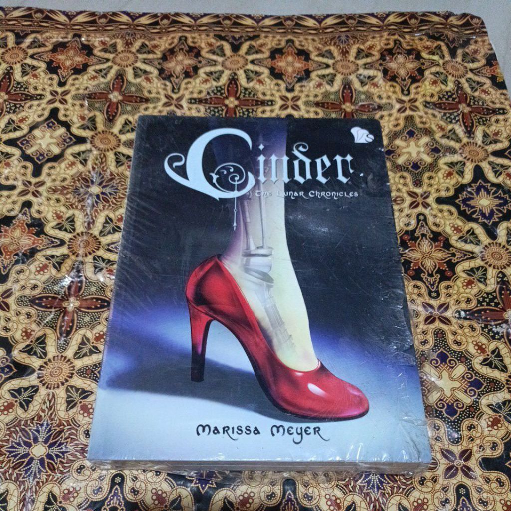 Novel marissa meyer - Cinder , The Lunar Chronicles