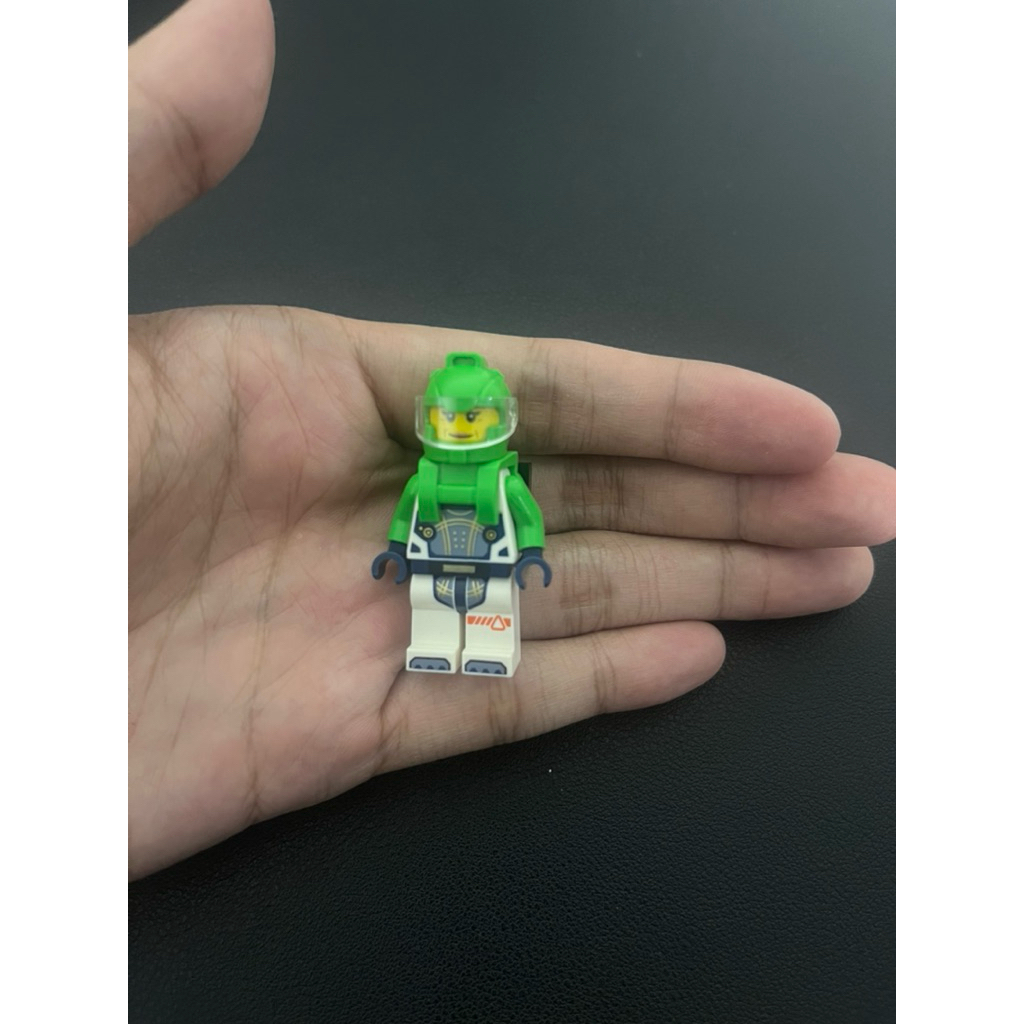 Lego minifigure city green astronaut girl