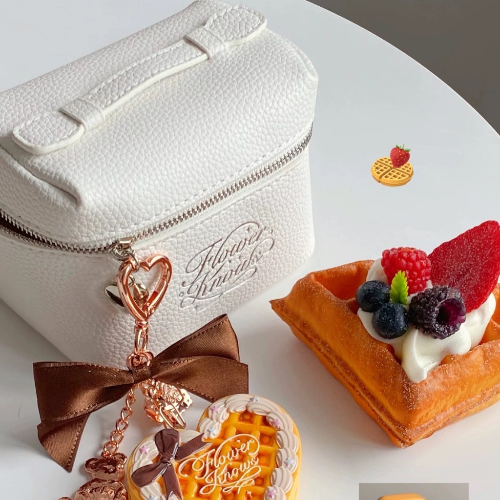 Flower Knows Makeup Pouch Putih – Tas Kosmetik Elegan & Mewah Premium