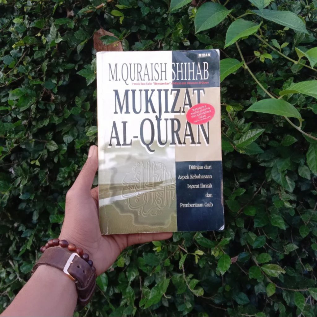 M. Quraish Shihab Membumikan Al-Qur’an: Fungsi dan Peran Wahyu dalam Kehidupan Masyarakat | Mahkota 