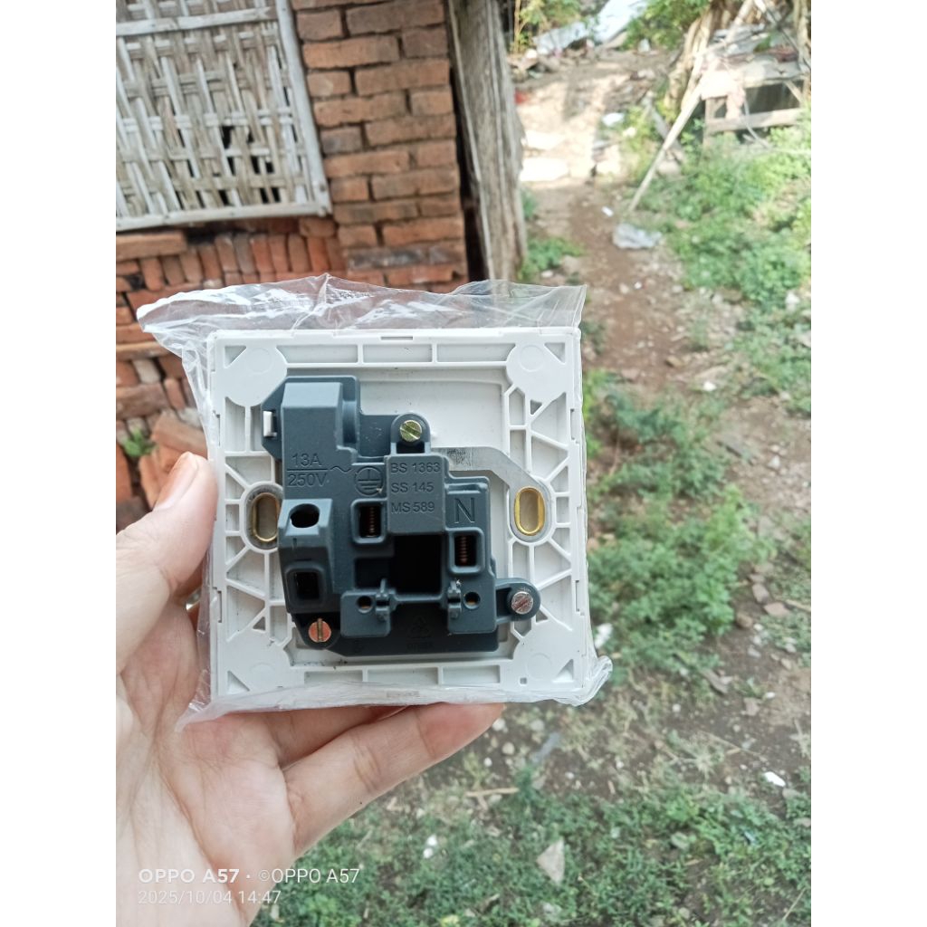 STOP Kontak AC Merk MK Tipe S2657 WHI