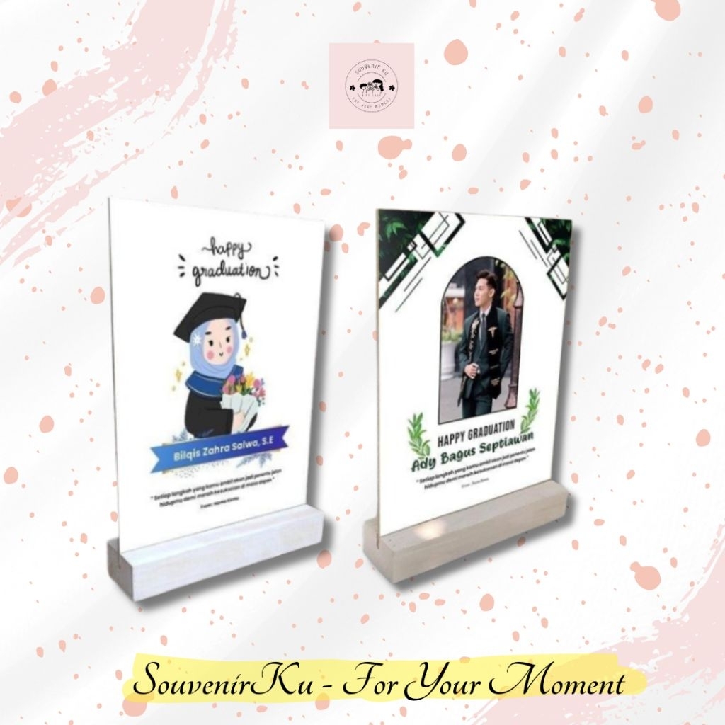 Hiasan Meja Wisuda Custom Nama & Ucapan – Kado Wisuda Unik MDF A5 Stand Kayu Jati