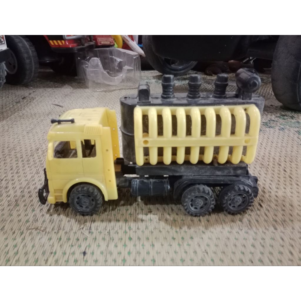 Preloved Mainan Anak (2 Truck + Robot)