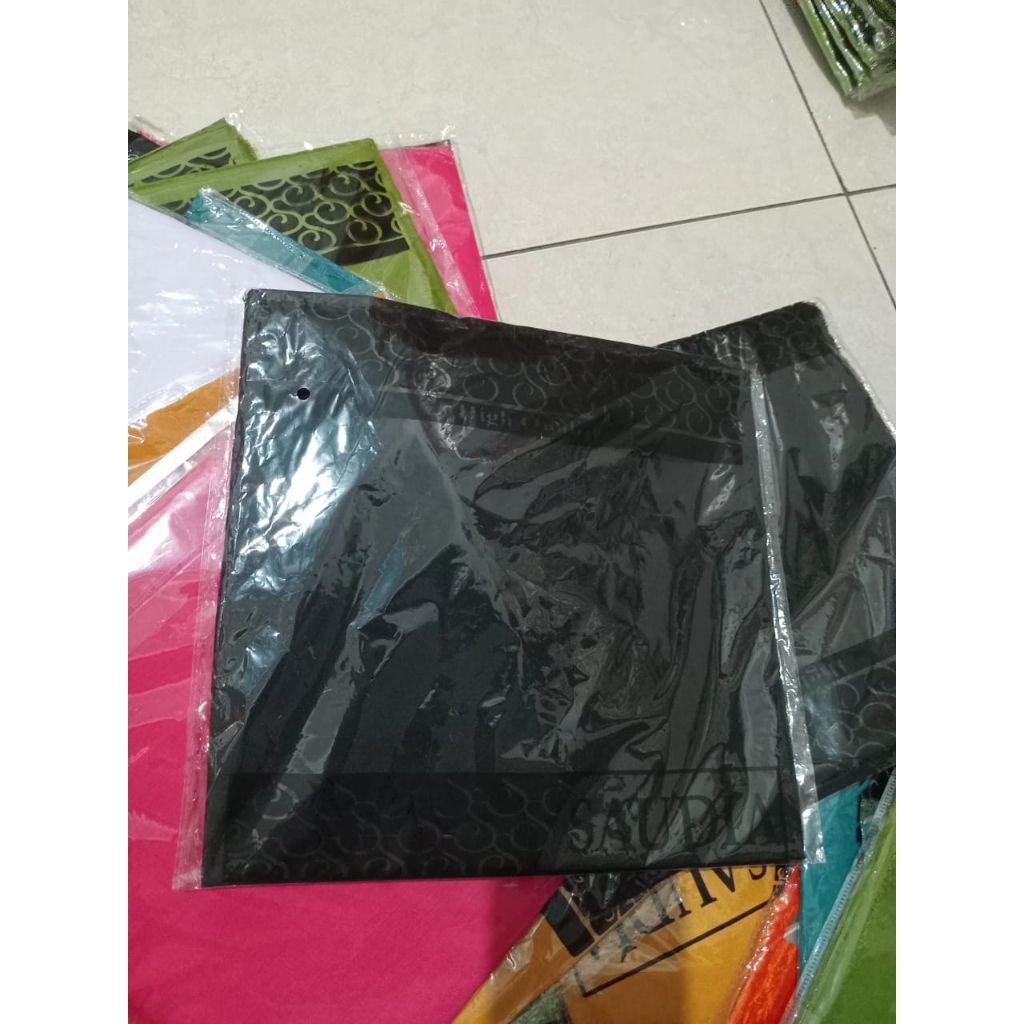 jilbab segiempat polos.warna hitam,tepi rawis