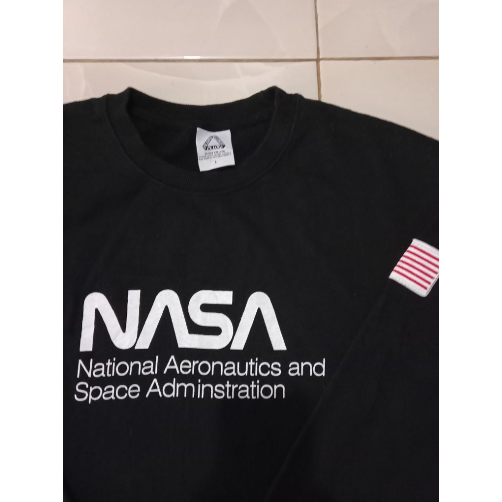 Crewneck Nasa Fluke pekat