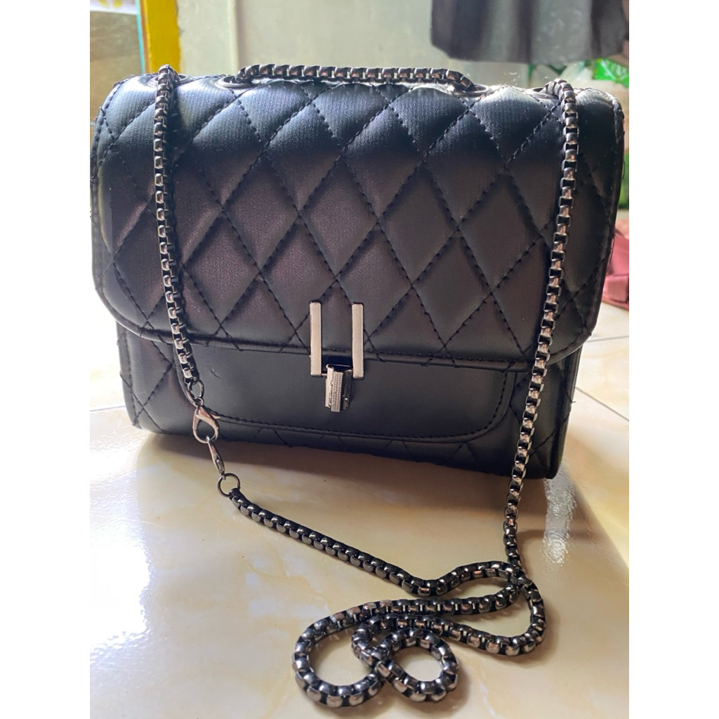 Tas Hitam Timbul tali Rantai