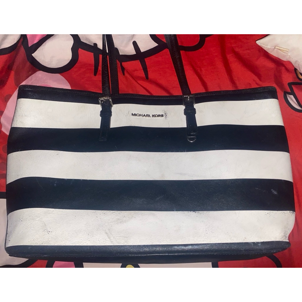 Michael Kors 100% Original (minus crack)
