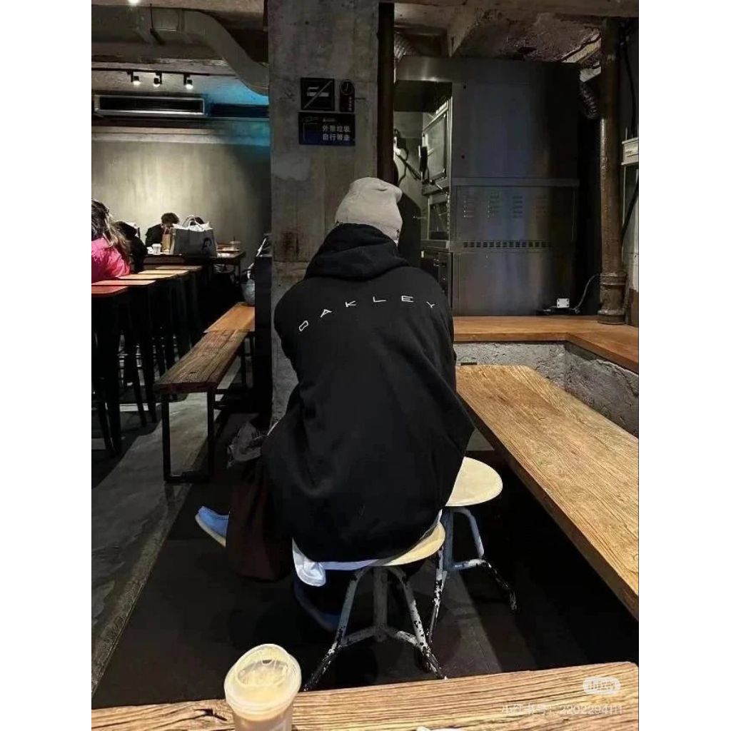 Oakley hoodie center logo vintage 00s