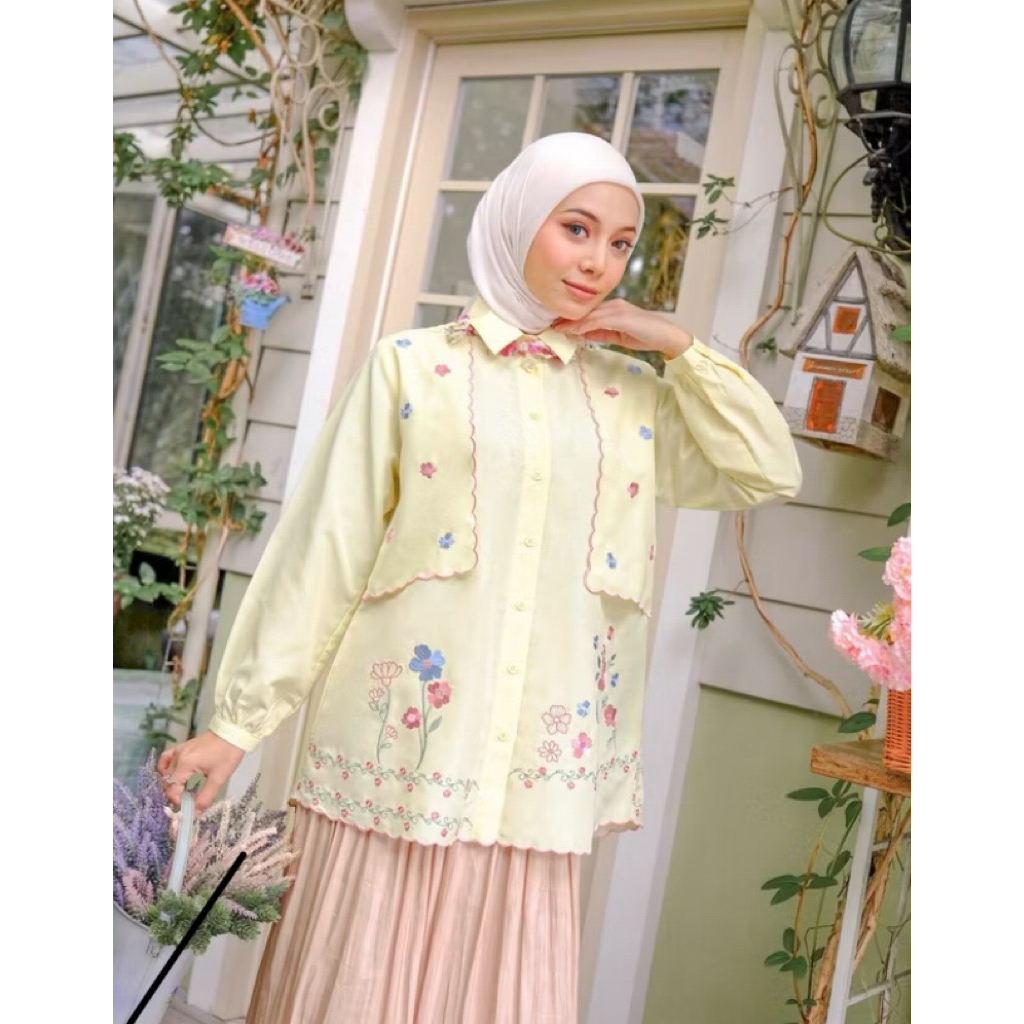 Kienka - Vaia Embroidery Blouse onyx L 250k