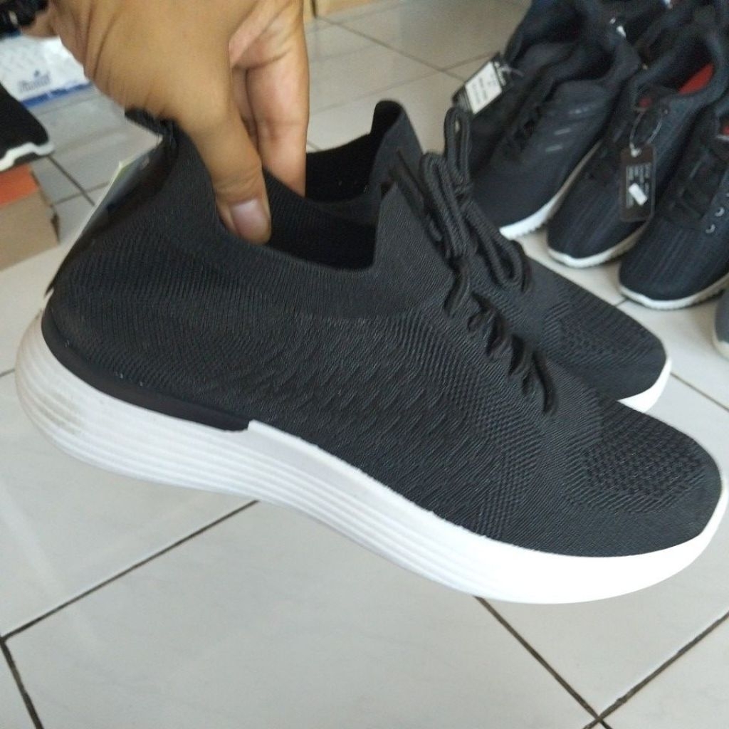slip-on hitam putih