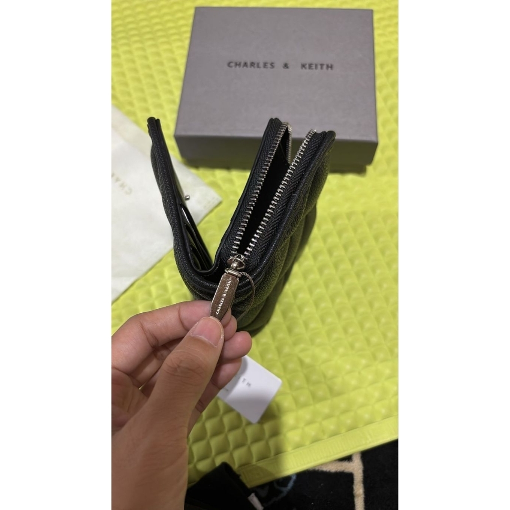 Dompet lipat cewek Charles & Keith CK