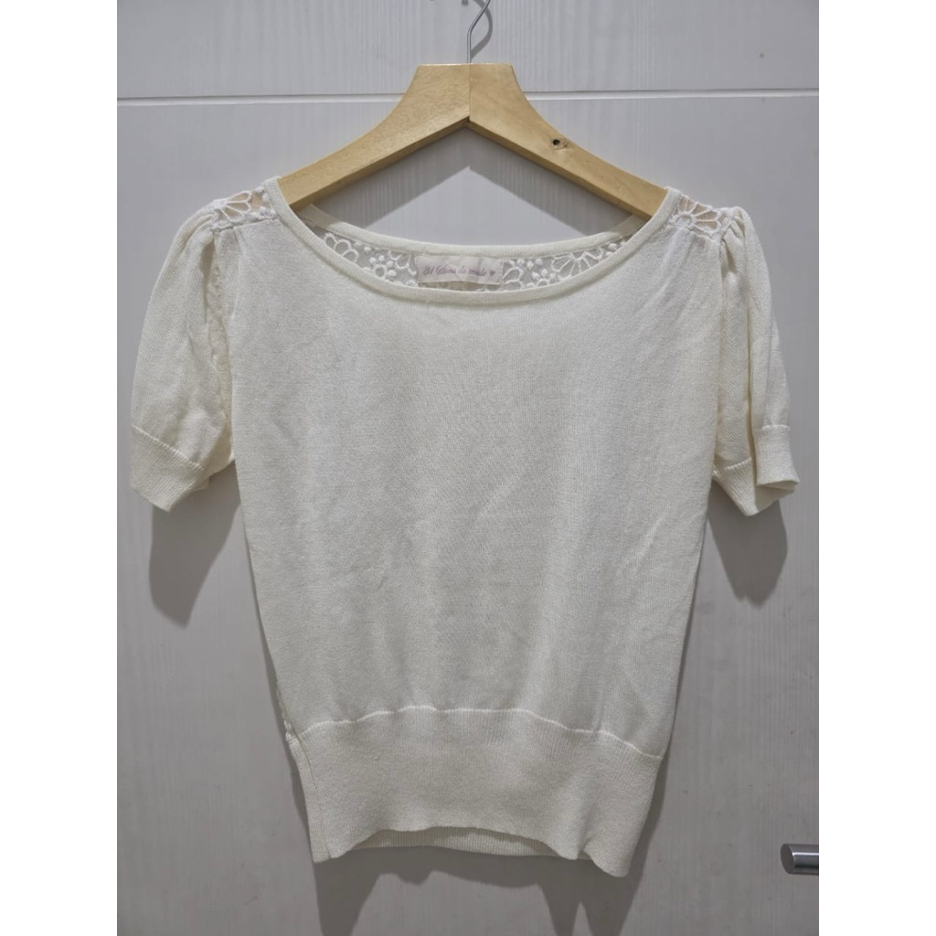 Atasan brukat putih lebgan pendek.237