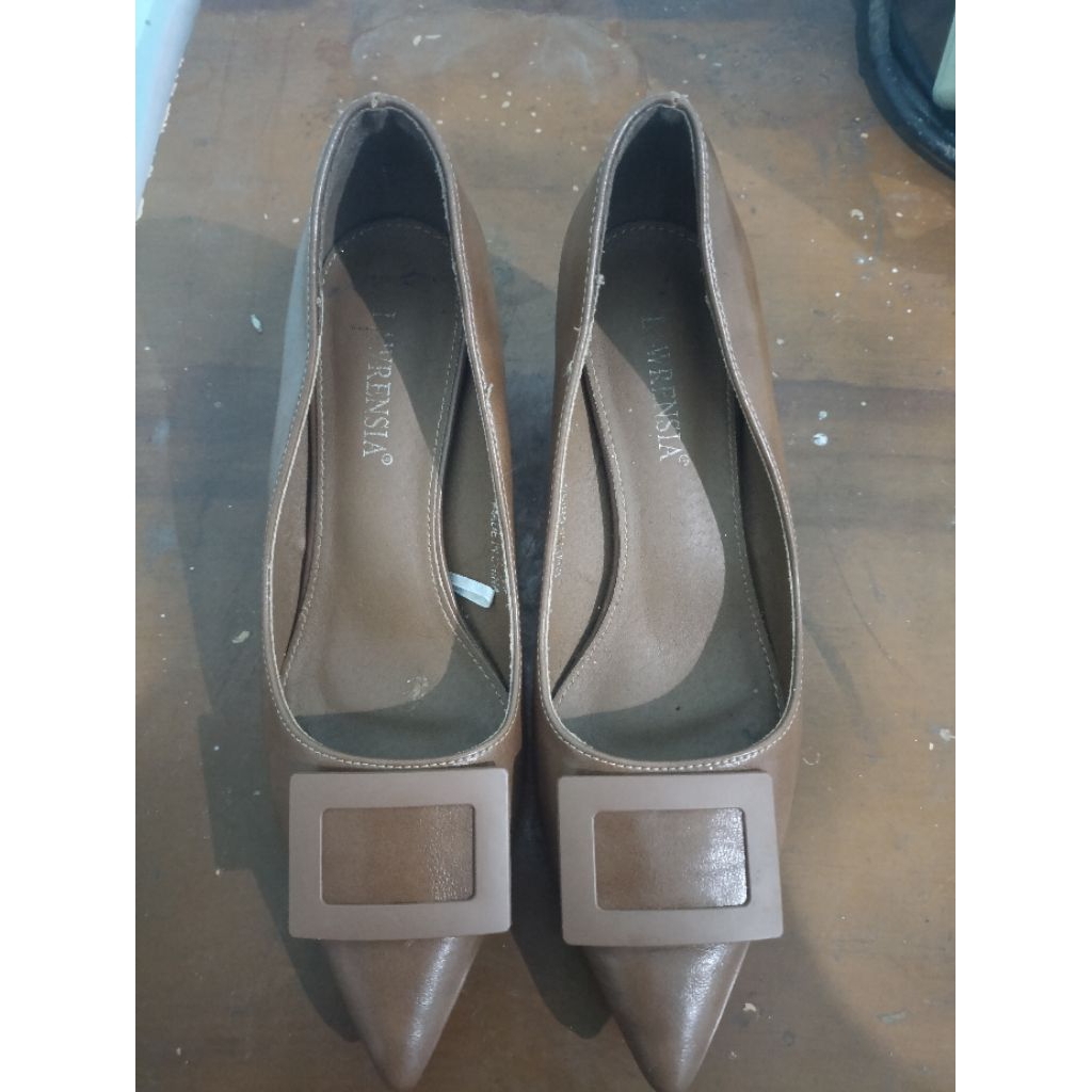 PRELOVED SEPATU LAWRENSIA