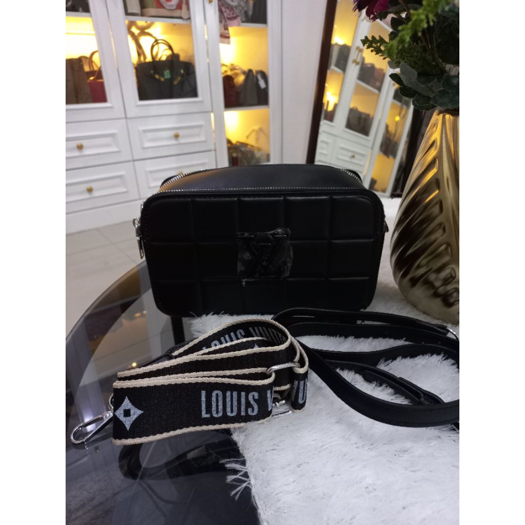 tas slempang wanita hitam