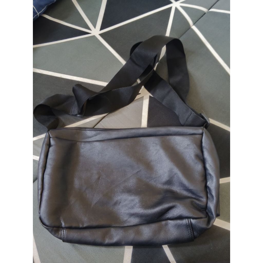 tas slempang pria/wanita kulit sintetis hitam minimalis, messenger bag casual (Preloved)