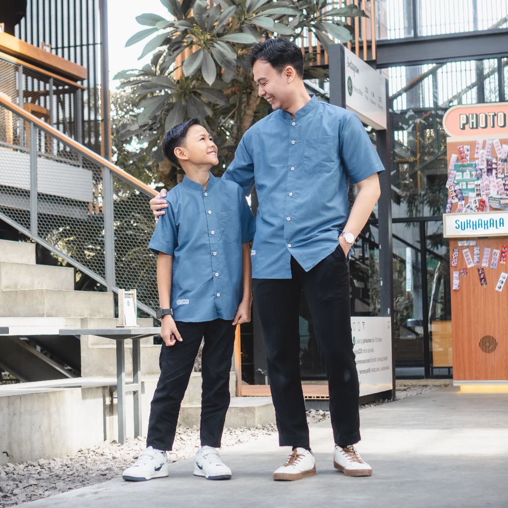 KOKO COUPLE AYAH DAN ANAK TERBARU - KEMEJA KOKO COUPLE POLOS SIMPEL MINIMALIS WARNA DENIM
