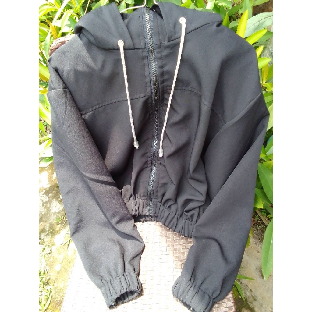 PRELOVED HOODIE ZIPPER CROP HITAM