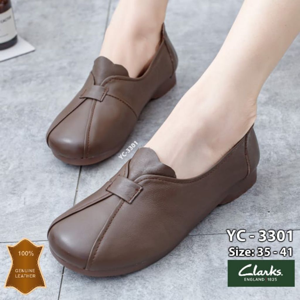 *Clarks YC-3301 Slip On Leather