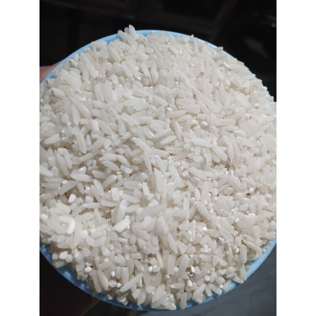 Beras hasil panen sawah