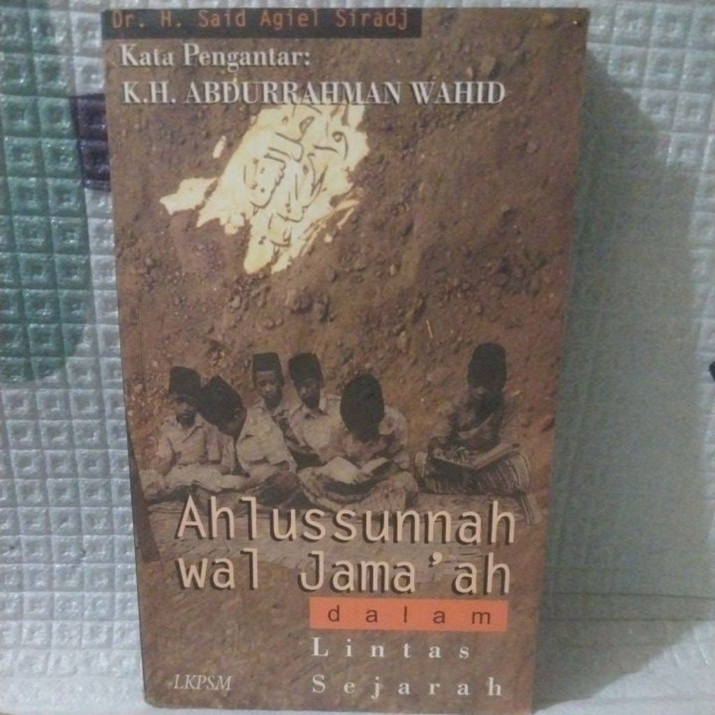 Ahlussunnah wal Jama'ah dalam Lintas Sejarah yang ditulis oleh Dr. H. Said Agiel Siradj.