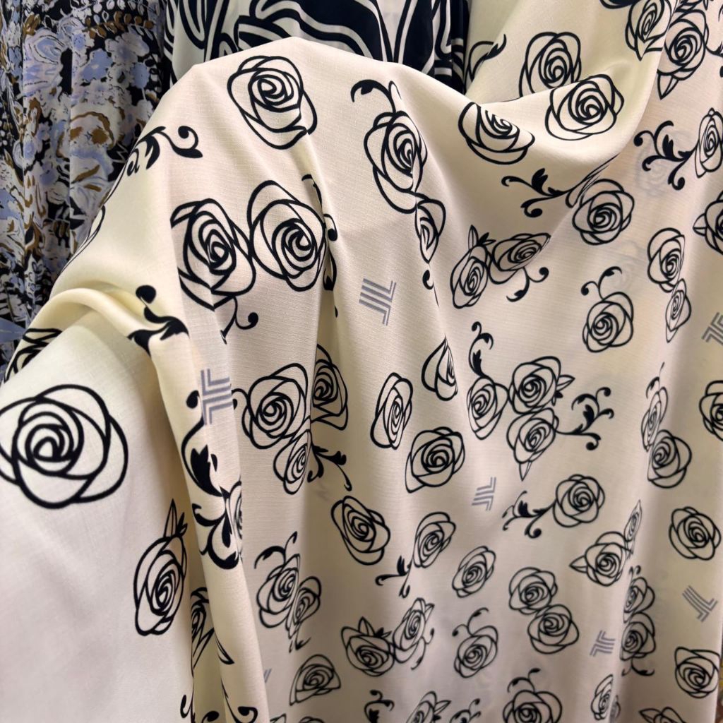 Kain Satin Motif Bunga Mawar Hitam Putih - Elegan Dan Modern Kain Halus Mengkilap.