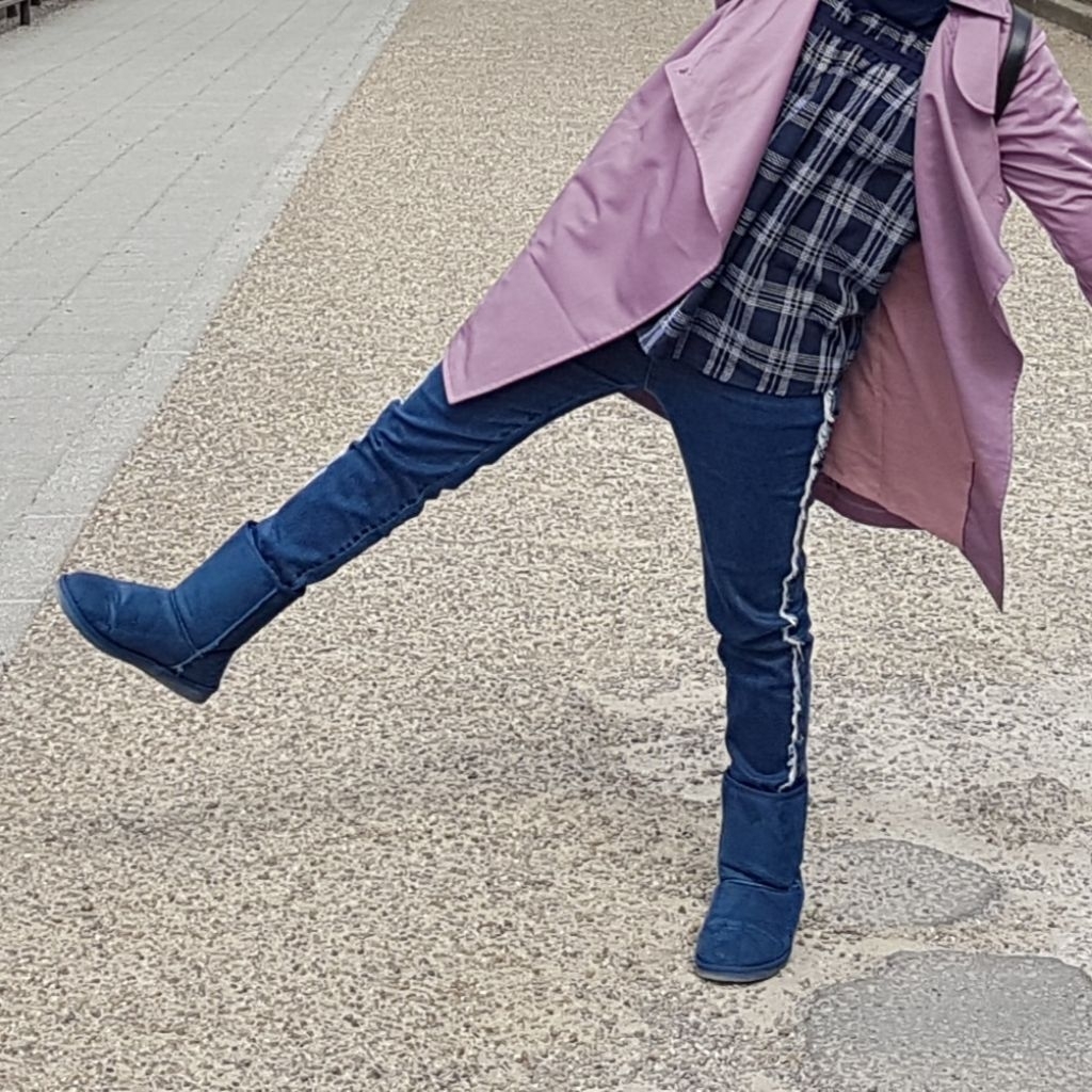 Preloved Celana Jeans ripped side Blue S & Preloved UGG Boots Winter Blue Shoes 37