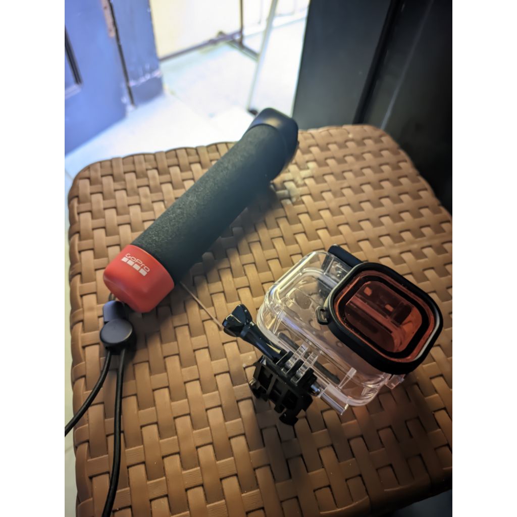 GoPro Floating Handgrip dan waterproof case gopro hero 8