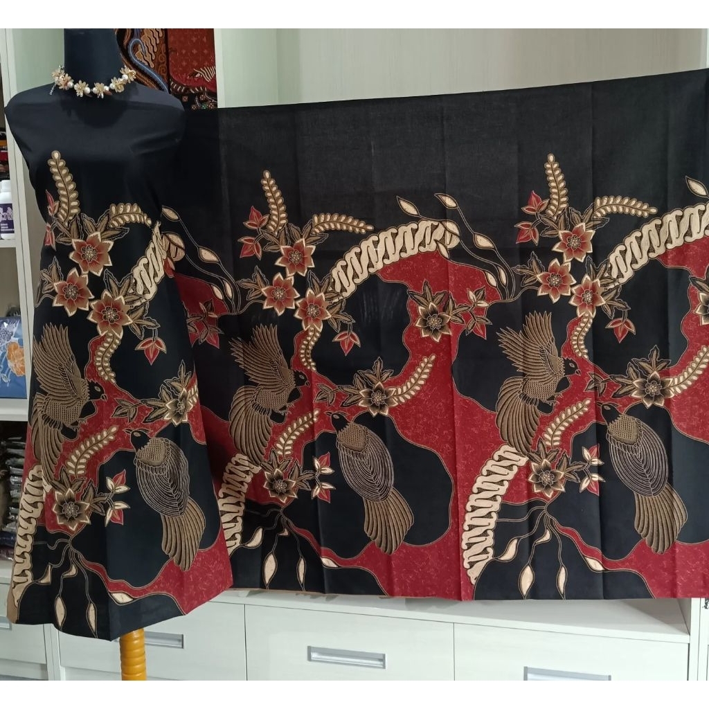 Kain Batik Cabut Motif Burung Merak