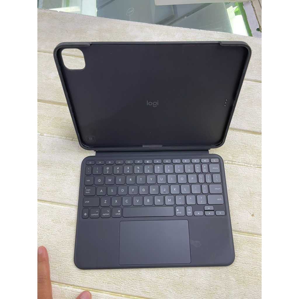 Logitech Combo touch keyboard /keybord Ipad Pro M4 11" original second like new