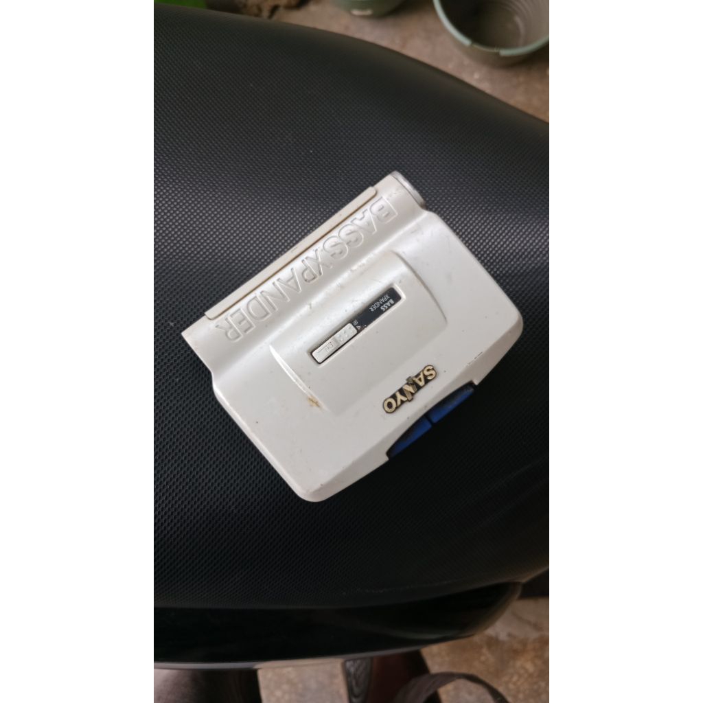 walkman pemutar musik kaset pita jadul merk sanyo bekas original