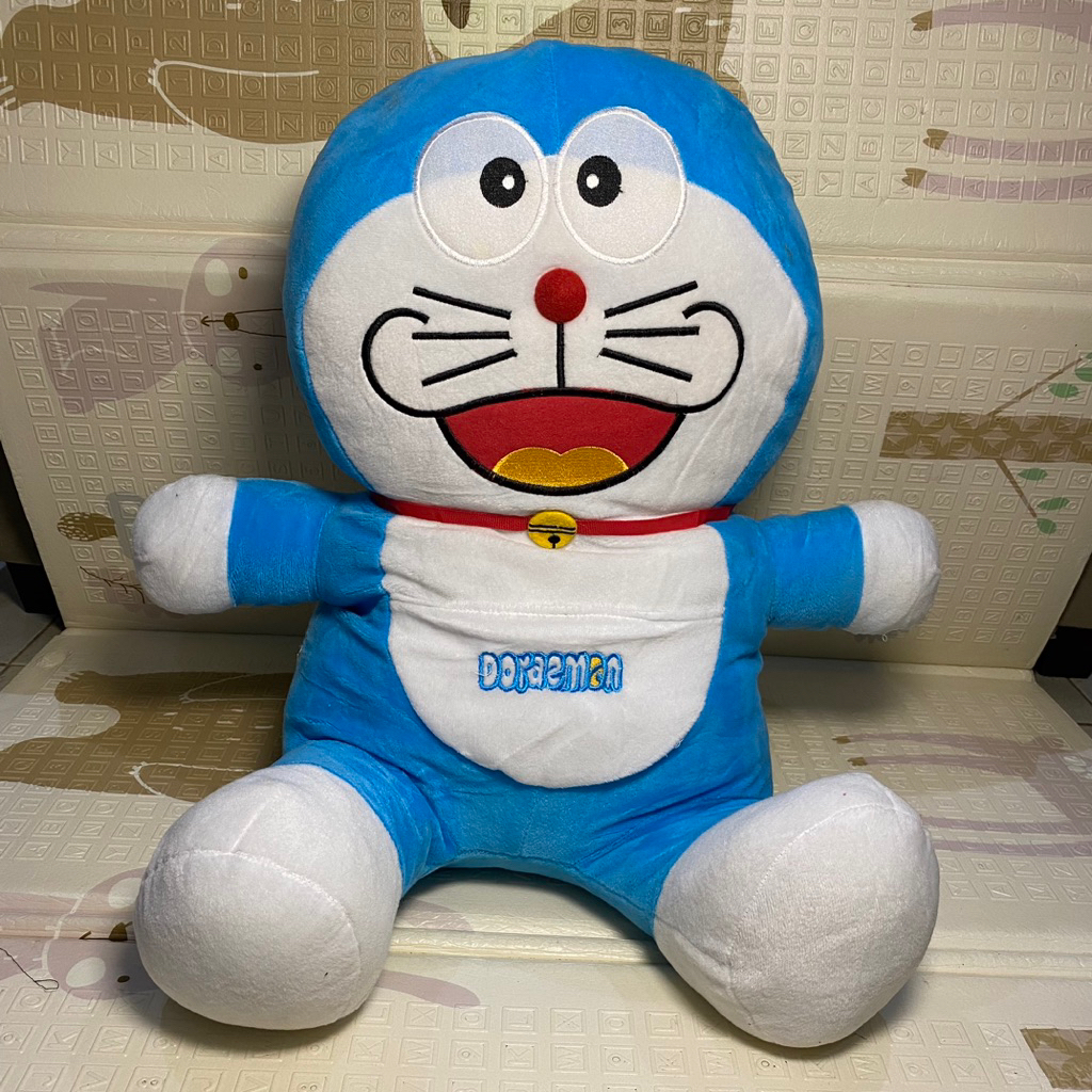 BONEKA DORAEMON BESAR BANTAL KEPALA ONE PIECE HADIAH ULANG TAHUN HIASAN DI KAMAR TEMAN TIDUR LUCU LE