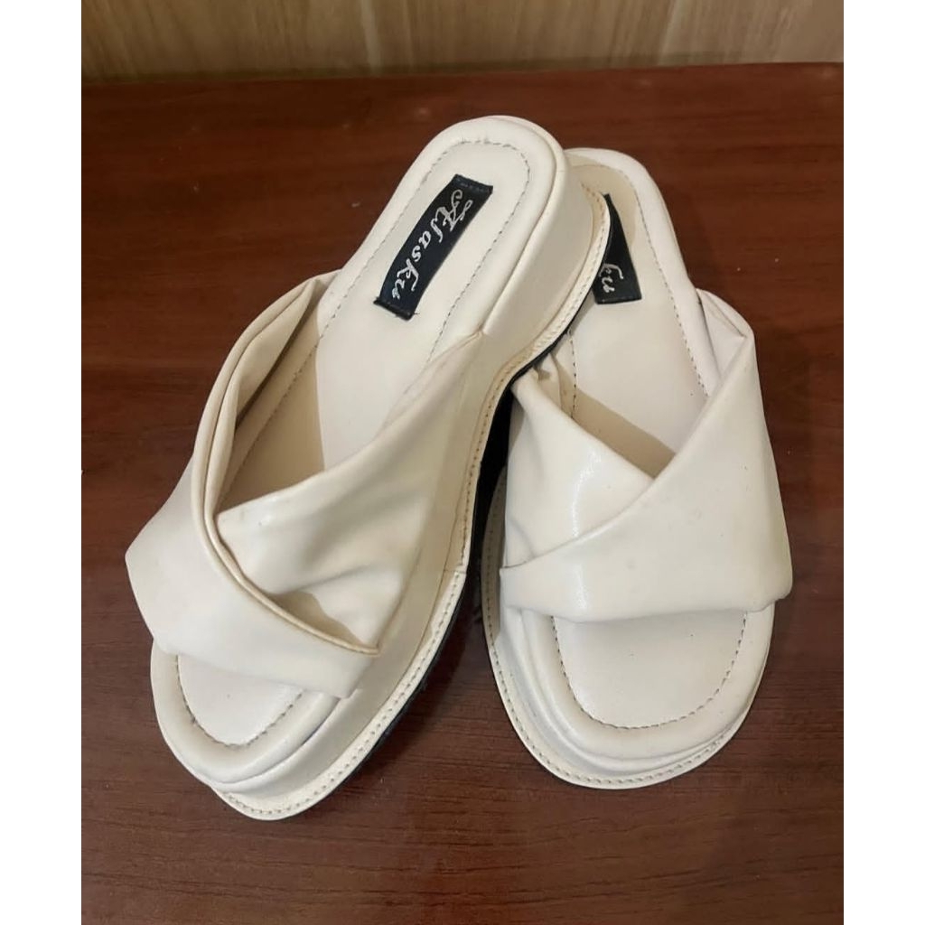 Sandal Wanita Alasku