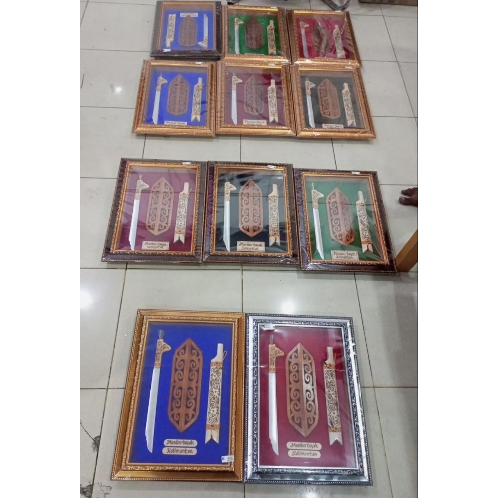 MINIATUR BINGKAI FIGURA SENJATA DAYAK // MINIATUR SENJATA DAYAK // SOUVENIR FIGURA DAYAK