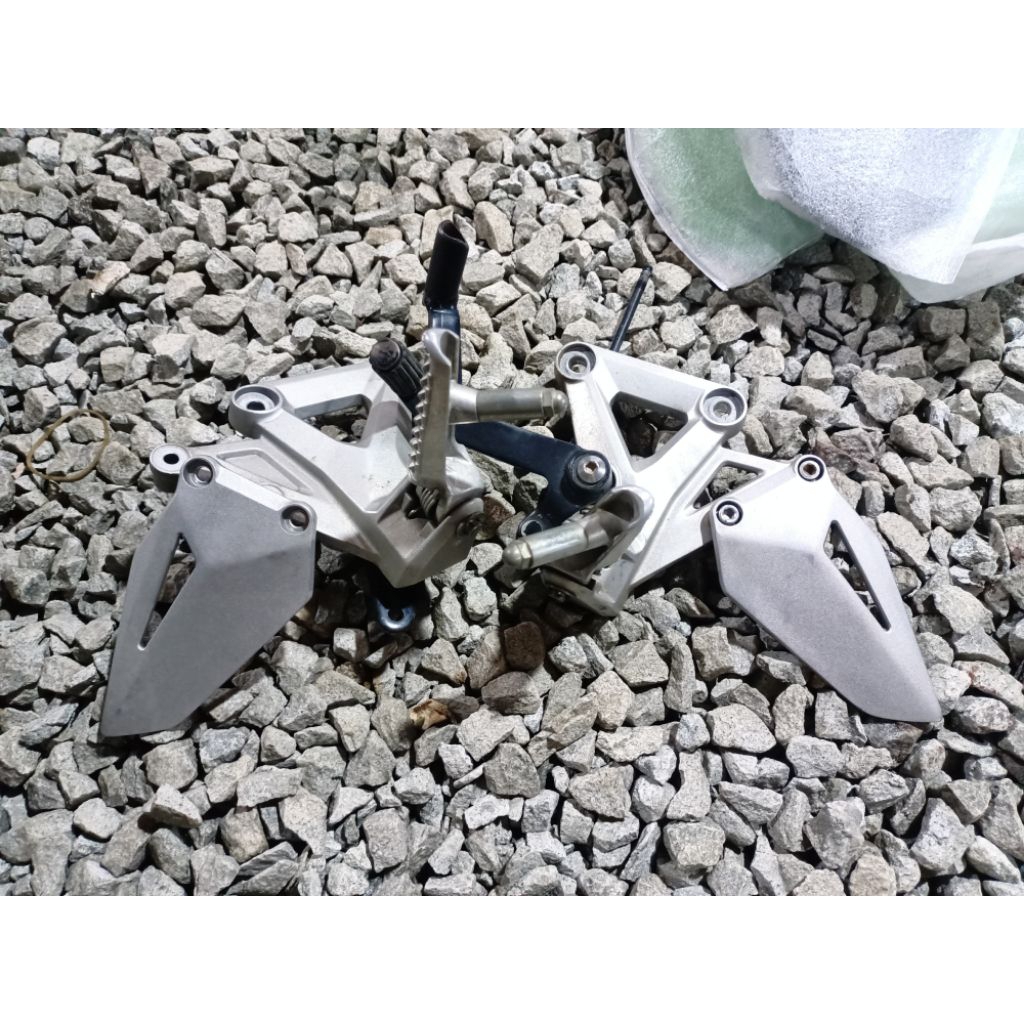 footstep depan CBR250RR original