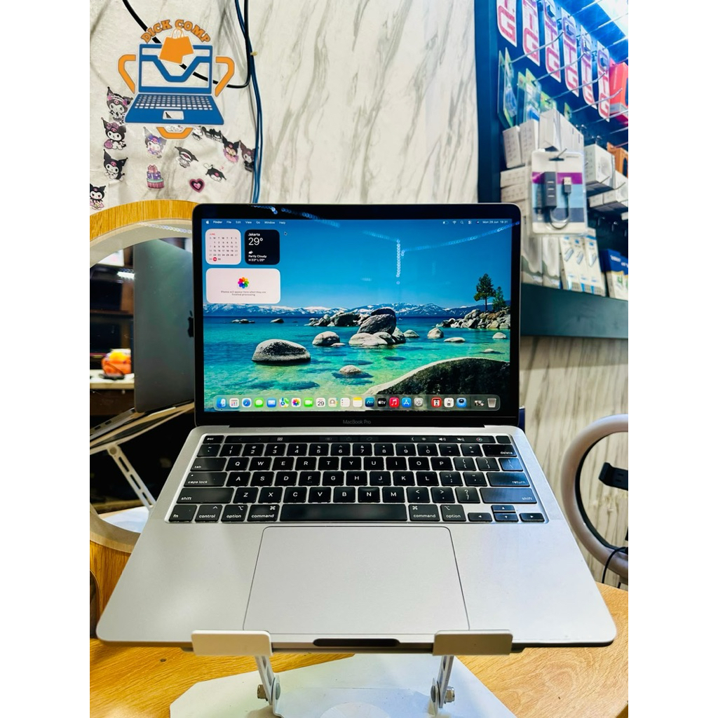 MacBook Pro 2020. core i7. ram 16/512GB ssd. normal