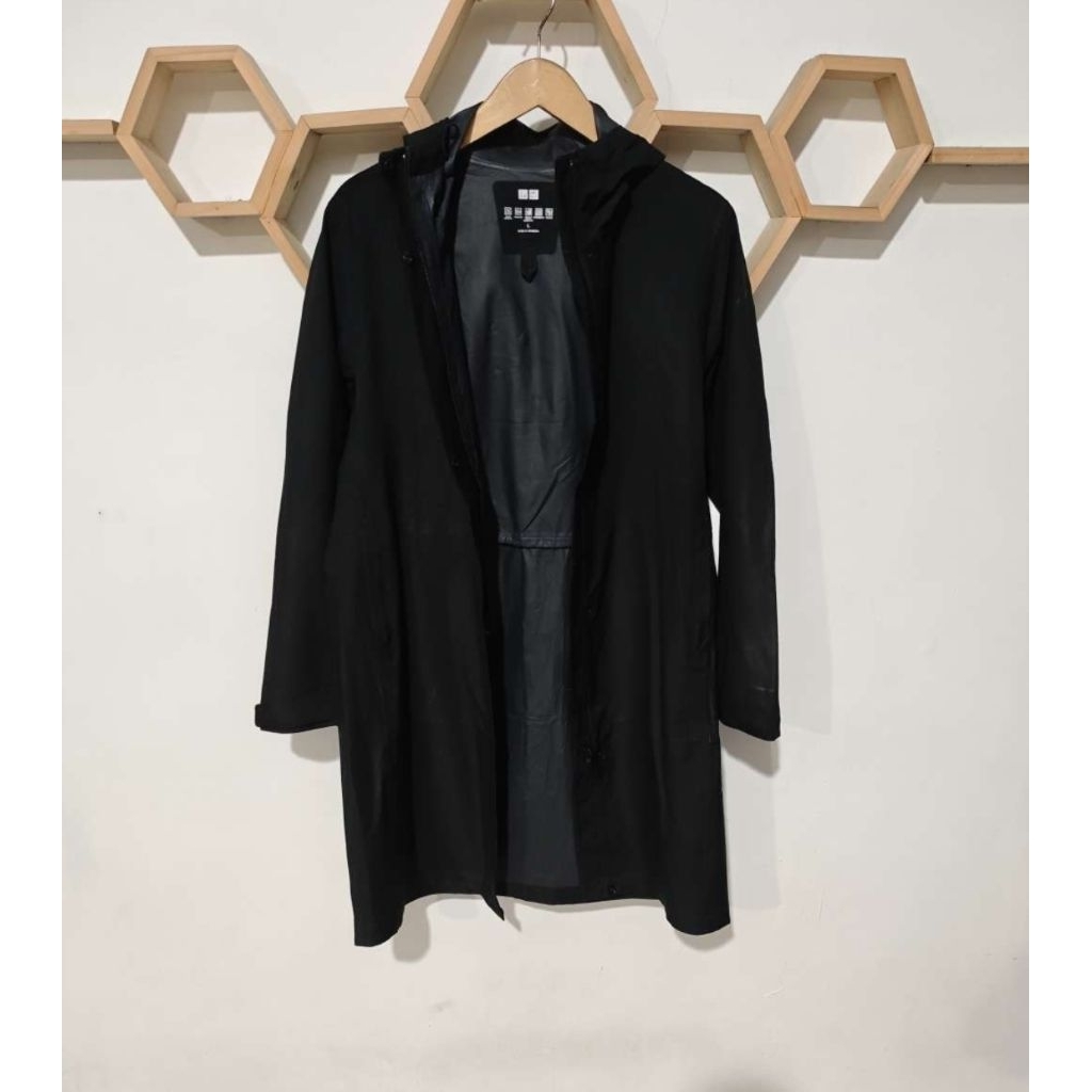 Jacket Uniqlo Blocktech Parka hitam
