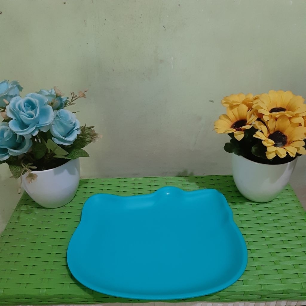 TUPPERWARE HELLO KITTY PLATE