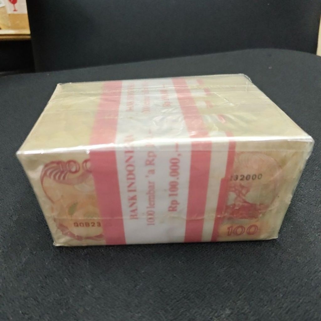 Uang 100 rupiah perahu pinisi tahun 1992 jual per 1 brut = 1000lmbar