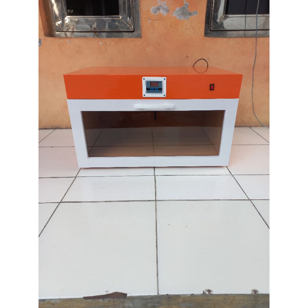 Inkubator penghanggat anakan burung